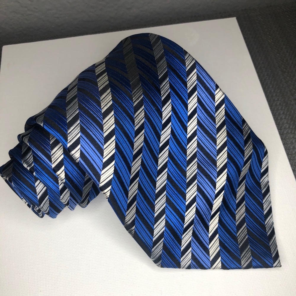 Tie - Picture 3 of 4